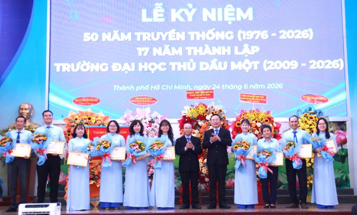 Lãnh đạo Trường Đại học Thủ Dầu Một khen thưởng các tập thể, cá nhân xuất sắc 