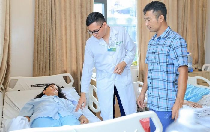 Bác sĩ thăm khám cho bệnh nhân - Ảnh BVCC
