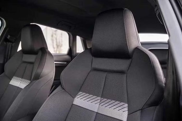 Đáng chú ý nhất trong số các tính năng mới là hệ thống kiểm soát hành trình thích ứng Adaptive Cruise Assist Plus, có khả năng kiểm soát cả chuyển động dọc và ngang của xe ở tốc độ lên tới 210 km/h, giúp xe duy trì làn đường và khoảng cách với phương tiện phía trước mà cần ít sự can thiệp hơn từ người lái.