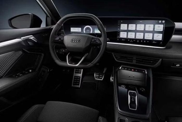 Audi vốn nổi tiếng với khả năng cá nhân hóa và khoang nội thất nâng cấp của A3 tiếp tục theo đuổi định hướng này với 4 gói vật liệu gồm sợi carbon, sợi microfiber Dinamica, chất liệu dệt mới mang tên "Light crepe" và vải "Impressum black". Các trang bị an toàn hiện được chia thành ba cấp độ gồm Tech, Tech plus và Tech pro.