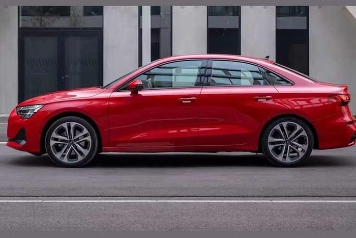 Thay đổi đáng chú ý nhất nằm ngay trung tâm của mặt táp-lô. Tại đây, Audi đã loại bỏ bố cục 2 màn hình cũ để chuyển sang 1 màn hình cong liền khối lấy từ Q3 mới. Màn hình này là sự kết hợp của bảng đồng hồ kỹ thuật số 11,9 inch và màn hình cảm ứng trung tâm 12,8 inch. Màn hình được thiết kế hướng về phía người lái và đặt phía trên một dải đèn viền.