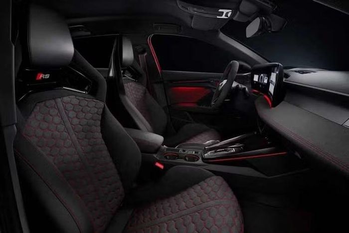 Đối với các phiên bản hybrid sạc điện (PHEV), xe có công suất lần lượt 201 mã lực và 268 mã lực, cùng phạm vi di chuyển thuần điện lên tới 143 km theo chu trình WLTP.