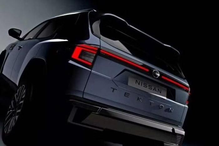 Kiểu thiết kế này được xem là xu hướng phổ biến trên nhiều mẫu SUV mới nhằm tạo cảm giác cứng cáp và tăng tính thực dụng cho không gian nội thất. Nissan Tekton được phát triển trên cùng nền tảng khung gầm với Renault Duster. Tuy nhiên, hãng xe Nhật Bản cho biết mẫu SUV mới sẽ có thiết kế nội và ngoại thất riêng nhằm tạo sự khác biệt so với mẫu xe cùng nền tảng.
