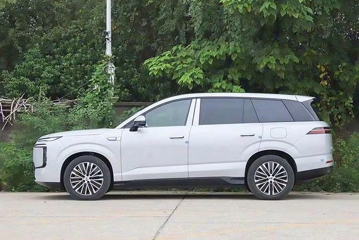 Về ngoại hình, BYD Denza N8L 2027 sở hữu kích thước dài x rộng x cao lần lượt 5.200 x 1.999 x 1.820 mm và chiều dài cơ sở 3.075 mm. Trọng lượng không tải dao động từ 2.980-3.120 kg, tùy phiên bản. Xe sử dụng hệ thống treo tay đòn kép phía trước và hệ thống treo đa liên kết 5 thanh phía sau.
