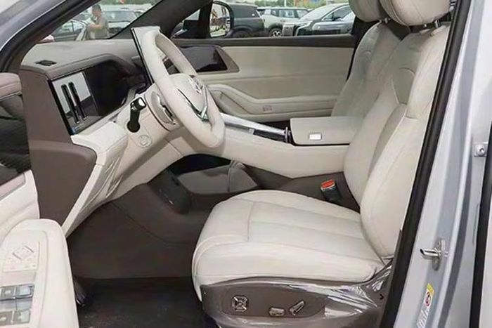 Tiếp đến là màn hình thông tin giải trí 17,3 inch được đặt ở trung tâm mặt táp-lô trong khi hành khách phía trước cũng có màn hình riêng với kích thước 13,2 inch. Hệ thống âm thanh Devialet 20 loa, tủ lạnh 11 lít trên xe có chức năng hâm nóng/làm mát, bàn gập cho hàng ghế sau cùng kính riêng tư cách âm nhiều lớp cũng được trang bị cho xe.