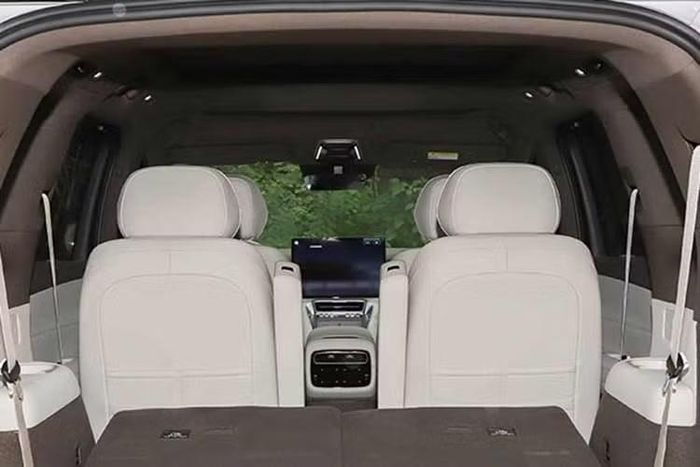 Ra mắt vào cuối năm 2025 với vai trò là người anh em có giá cạnh tranh hơn của Denza N9, mẫu SUV 6 chỗ N8L ban đầu chỉ cung cấp phạm vi chạy thuần điện 230 km. Ở phiên bản nâng cấp, mẫu xe này được trang bị bộ pin LFP có dung lượng 75,26 kWh, tăng khoảng 60% so với con số 46,99 kWh trước đây. Phạm vi hoạt động thuần điện theo chu trình CLTC của xe nhờ thế mà tăng lên 430 km.