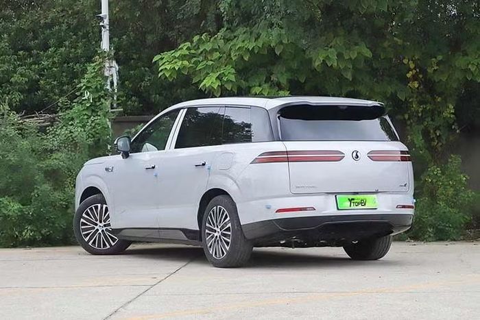 Mẫu xe này cũng được trang bị hệ thống treo chủ động DiSus-A của BYD và hệ thống đánh lái bánh sau có góc quay 10 độ, giúp bán kính quay đầu giảm xuống còn 4,58 m. Hệ thống hỗ trợ lái sử dụng nền tảng DiPilot 300 của hãng, kết hợp một cảm biến LiDAR gắn trên nóc xe với 3 radar sóng mmWave và 7 camera cảm biến.
