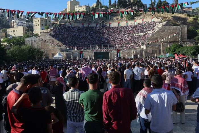 Người hâm mộ bóng đá Jordan theo dõi trận đấu World Cup giữa Jordan và Áo trên màn hình lớn tại Nhà hát La Mã ở trung tâm thành phố Amman, Jordan, sáng 17/6/2026. Ảnh: AP/Raad Adayleh.