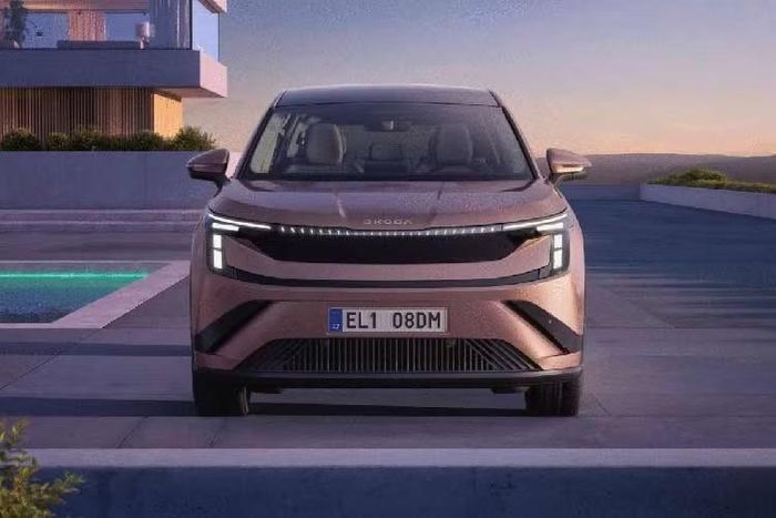 Chiến lược mở rộng danh mục xe điện của Skoda tiếp tục được đẩy mạnh khi hãng chính thức trình làng mẫu SUV 3 hàng ghế Peaq hoàn toàn mới. Đây là mẫu xe SUV điện cỡ lớn đầu bảng mới của thương hiệu và có kích thước lớn hơn cả Skoda Kodiaq.