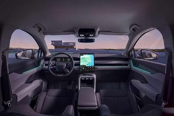 Skoda cũng giới thiệu phiên bản Sportline với phong cách thể thao hơn, bổ sung các chi tiết sơn đen bóng, mui xe màu đen và khoang nội thất mang thiên hướng thể thao. Về kích thước, Peaq dài 4.874 mm, trục cơ sở 2.965 mm, nhỏ hơn đôi chút so với Hyundai Ioniq 9 nhưng vẫn nằm trong nhóm SUV điện cỡ lớn.