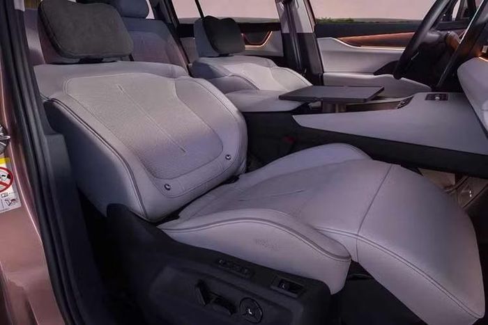 Mẫu SUV này có cấu hình 5 hoặc 7 chỗ, đi kèm nhiều tiện nghi cao cấp như hệ thống âm thanh Sonos 16 loa, sạc không dây chuẩn Qi2 công suất 25W và gói Relax Package với ghế trước dạng lounge tích hợp massage, thông gió và đệm đỡ chân.