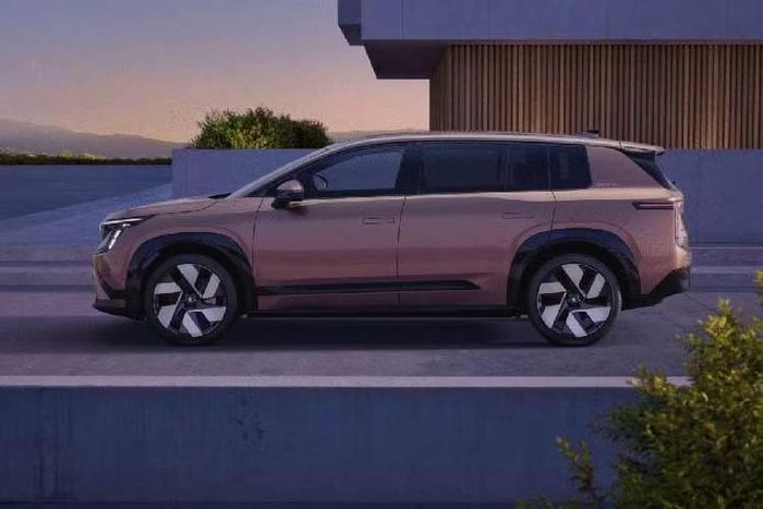 Được phát triển từ mẫu concept Skoda Vision 7S, Peaq 2027 mang ngôn ngữ thiết kế “Modern Solid” mới nhất của Skoda. Xe sở hữu chiều dài 4.874 mm và chiều dài cơ sở 2.965 mm. Như vậy, xe vẫn ngắn hơn khoảng 185 mm và chiều dài cơ sở kém 165 mm so với đối thủ Hyundai Ioniq 9.