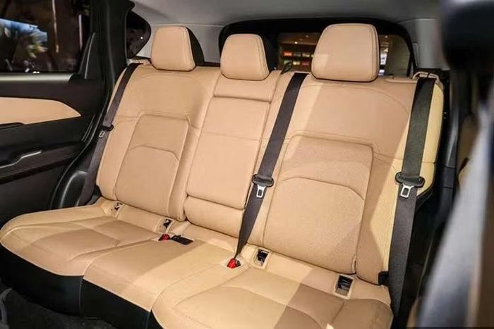 Mazda cho biết khách hàng đánh giá cao không gian hàng ghế sau rộng rãi hơn, cửa xe mở lớn giúp việc lắp ghế trẻ em thuận tiện hơn, cùng khả năng gập phẳng hàng ghế sau để mở rộng không gian sử dụng. Màn hình giải trí trung tâm kích thước 15,6 inch với giao diện mới cũng là một trong những điểm nhận được phản hồi tích cực.