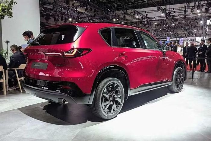 CX-5 hiện là mẫu xe bán chạy nhất của Mazda trong kỷ nguyên hiện đại, với tổng doanh số vượt mốc 5 triệu xe tính đến cuối năm 2025 sau 14 năm hiện diện trên thị trường. Thành công bước đầu của thế hệ mới tiếp tục củng cố vị thế quan trọng của mẫu SUV này trong chiến lược phát triển của thương hiệu Nhật Bản.