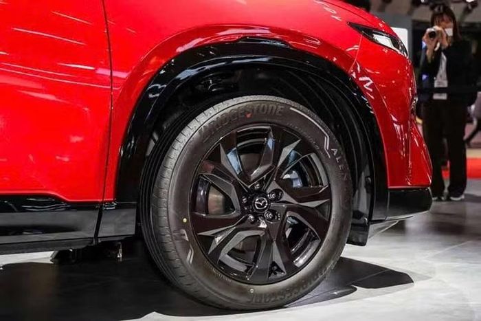 Theo Mazda, nhóm khách hàng đặt mua CX-5 mới khá đa dạng, trải dài từ những người mua xe lần đầu cho tới nhóm khách hàng lớn tuổi. Điều này cho thấy mẫu SUV này vẫn giữ được sức hấp dẫn rộng rãi nhờ sự cân bằng giữa thiết kế, công nghệ và tính thực dụng. Đáng chú ý, phần lớn người mua đang ưu tiên các phiên bản cao cấp.
