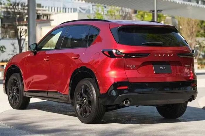 Ở thời điểm hiện tại, CX-5 mới tại Nhật Bản chỉ được trang bị động cơ xăng 2.5L e-SkyActiv mild-hybrid, kết hợp hộp số tự động 6 cấp, cùng tùy chọn dẫn động cầu trước hoặc AWD. Mẫu SUV này có giá bán từ 3,3 triệu yên (khoảng 20.400 USD) và cao nhất 4,306 triệu yên (tương đương 26.700 USD) cho phiên bản cao cấp nhất.