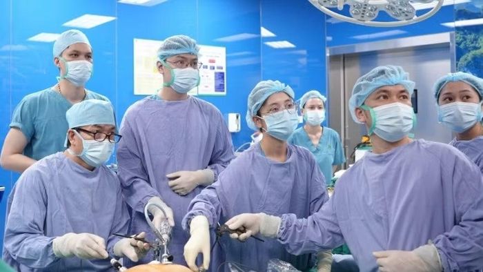 Ê-kíp phẫu thuật cho bệnh nhân - Ảnh BVCC