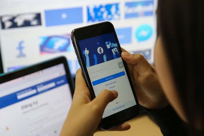 Điều khiến sự việc gây chú ý hơn là trên ứng dụng di động, các video này có thể tự động phát kèm âm thanh ngay khi xuất hiện, tạo nên nhiều tình huống khó xử cho người dùng ở nơi làm việc hoặc khi sử dụng thiết bị trước mặt trẻ nhỏ.