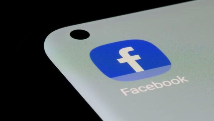 Facebook đang trở thành tâm điểm tranh luận khi nhiều người dùng tại Việt Nam và một số quốc gia phản ánh rằng chỉ cần nhập từ khóa phổ biến bắt đầu bằng chữ “V” trên thanh tìm kiếm, hệ thống đã trả về hàng loạt video chứa nội dung người lớn thay vì những kết quả liên quan như thông thường.