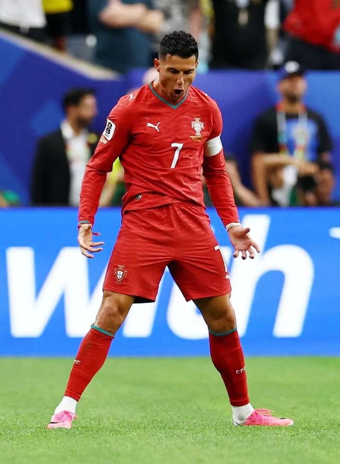 Cristiano Ronaldo ghi cú đúp vào lưới Uzbekistan tại lượt trận thứ hai bảng World Cup 2026