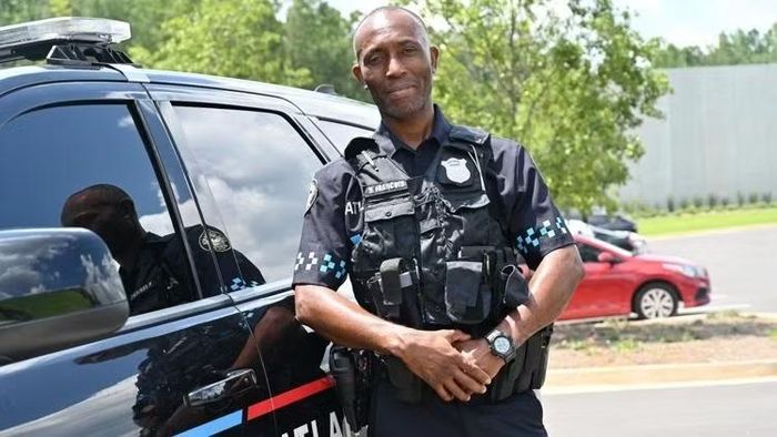 Ngoài ra, bodycam không chỉ thu âm lời nói của người đang đối thoại trực tiếp mà còn có thể ghi lại âm thanh xung quanh. (Ảnh: Goal).