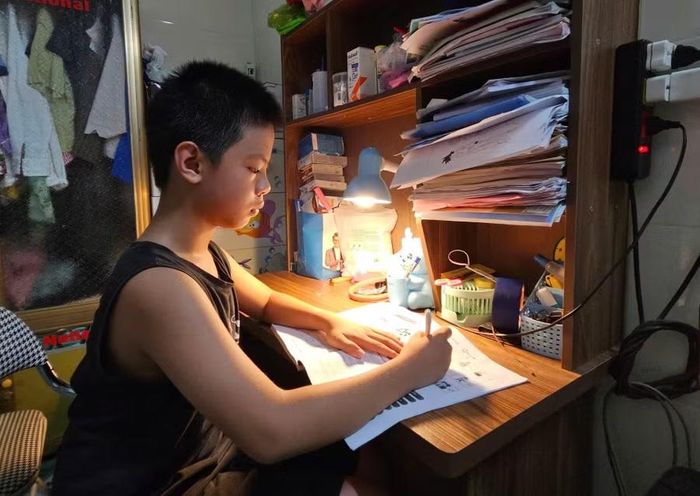 Đậu Vương Anh Khôi (lớp 4, Trường Tiểu học Thạch Liên) từ nhỏ đã khuyết đi tình cha, nay lại đang đứng trước bờ vực mất vĩnh viễn người mẹ – chỗ dựa duy nhất của đời mình.