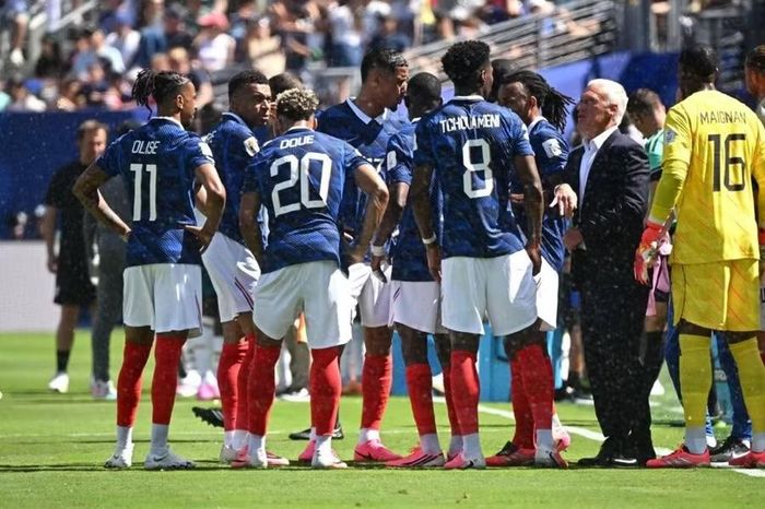 Les Bleus sẽ bước vào sân không chỉ để bảo vệ ngôi đầu bảng I, mà còn để gửi lời động viên tới người thuyền trưởng đang trải qua mất mát lớn.