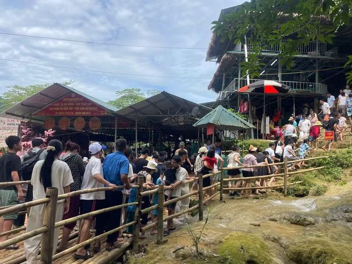 Những ngày nắng nóng cao điểm, Thác Mây luôn là lựa chọn hàng đầu của du khách muốn tìm kiếm một không gian nghỉ ngơi, giải nhiệt giữa núi rừng. Có ngày nơi đây đón hơn 1.000 khách.