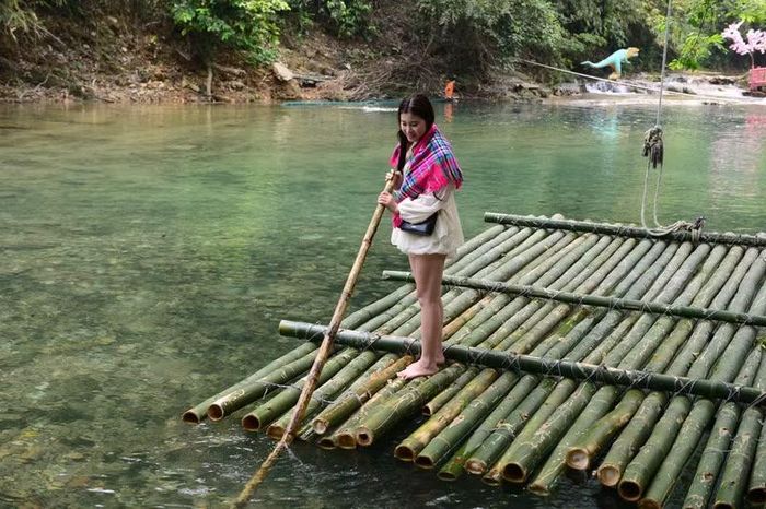 Không chỉ hấp dẫn bởi vẻ đẹp tự nhiên, khu vực xung quanh thác Mây còn hình thành hệ thống cơ sở du lịch trải nghiệm ven suối tại khu vực sông Ngang do người dân địa phương đầu tư khai thác.