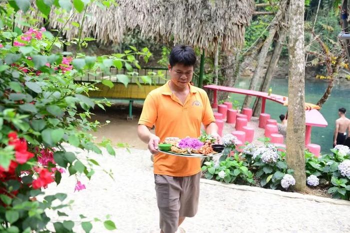 Nhiều hộ dân đã phát triển các dịch vụ tắm suối, ăn uống, nghỉ ngơi, lưu trú và trải nghiệm ngoài trời, góp phần đa dạng hóa sản phẩm du lịch.