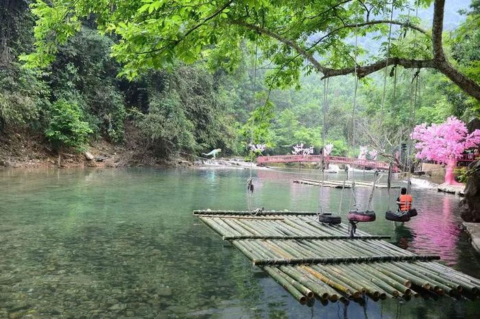 Phía dưới chân thác là dòng suối trong veo, mát lành, chảy men theo cánh rừng hàng cây số.