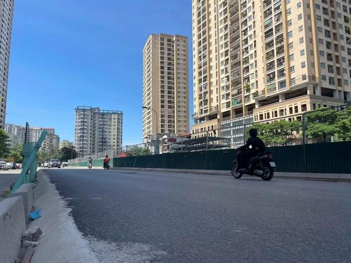 Sau nhiều năm chờ đợi, người dân xung quanh khu vực đã được lưu thông trên tuyến đường mới bằng phẳng, sạch đẹp hơn trước.