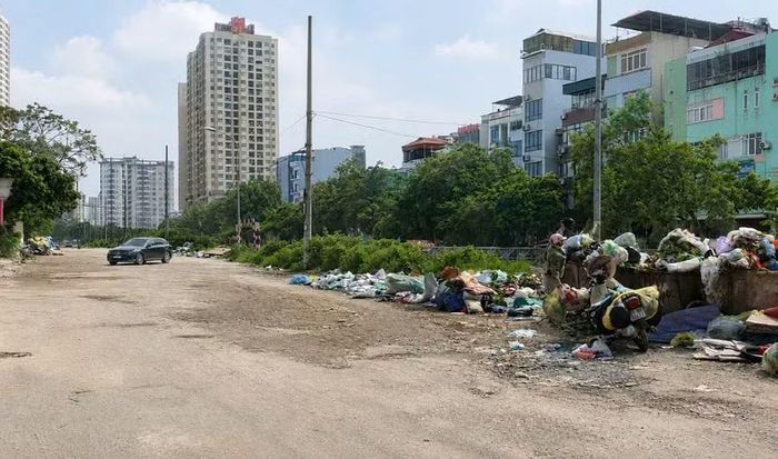 Hai bên đường cũng bị người dân "biến" thành bãi tập kết rác.