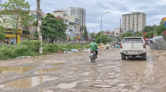 Mặt đường từng lầy lội, nhếch nhác sau những trận mưa.