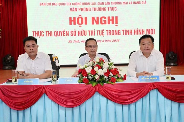 Ông Đỗ Hồng Trung, Phó Chánh Văn phòng Thường trực Ban Chỉ đạo 389 quốc gia (ngoài cùng bên trái) thông tin tại Hội nghị.