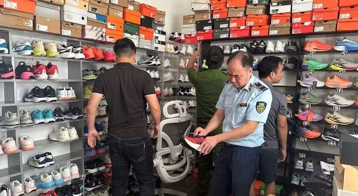 Phát hiện, xử lý số lượng lớn giày giả mạo các nhãn hiệu Adidas, Nike, Asics tại tỉnh Ninh Bình.