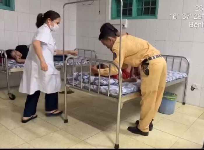 Cán bộ CSGT hỗ trợ đưa cháu bé vào phòng cấp cứu.