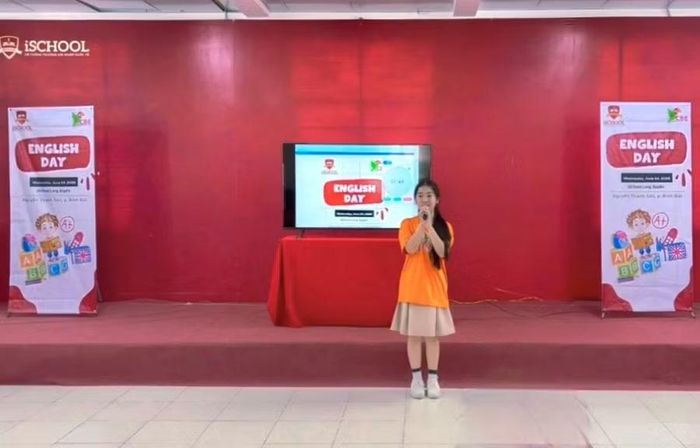 Học sinh tự tin tham gia thuyết trình bằng tiếng Anh tại Ngày hội.