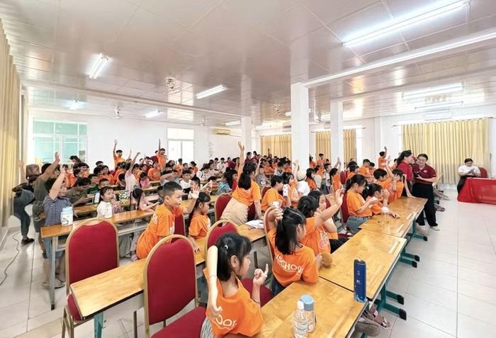 Học sinh hào hứng tham gia phần thi kiến thức tiếng Anh.