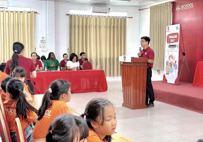 Thầy Nguyễn Quốc Khanh, Hiệu trưởng Trường Phổ thông iSchool Long Xuyên phát biểu tại Ngày hội.