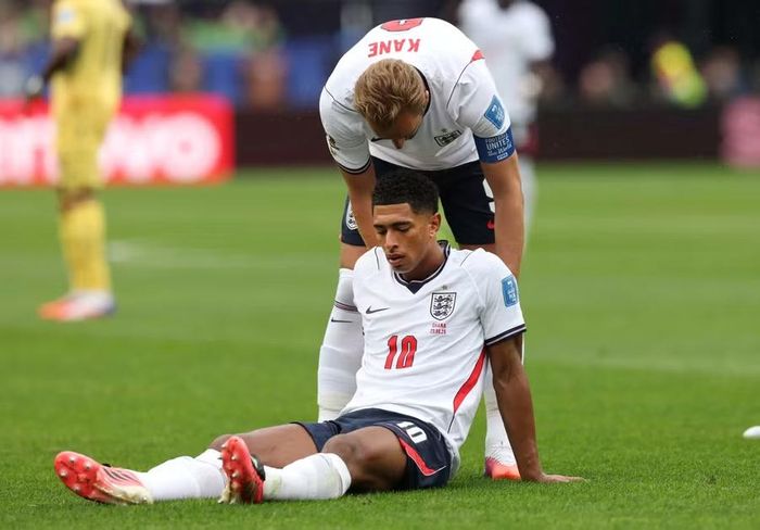 Thủ quân Harry Kane an ủi Jude Bellingham khi Anh hòa thất vọng Ghana.