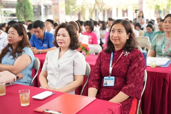 Bà Nguyễn Tuyết Chinh (ngoài cùng bên phải) – Hiệu trưởng Trường THPT Cao Lộc.