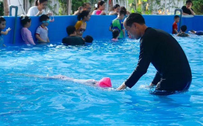 Học sinh Trường Tiểu học Kim Đồng (phường Trần Hưng Đạo) học bơi tại sân trường.