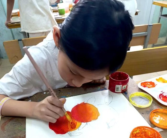 Các em thỏa sức sáng tạo qua từng nét vẽ, gam màu.