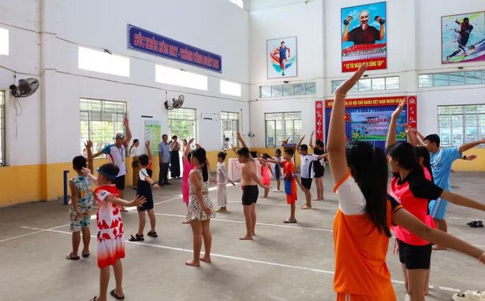 Trẻ em khởi động trước khi bơi.