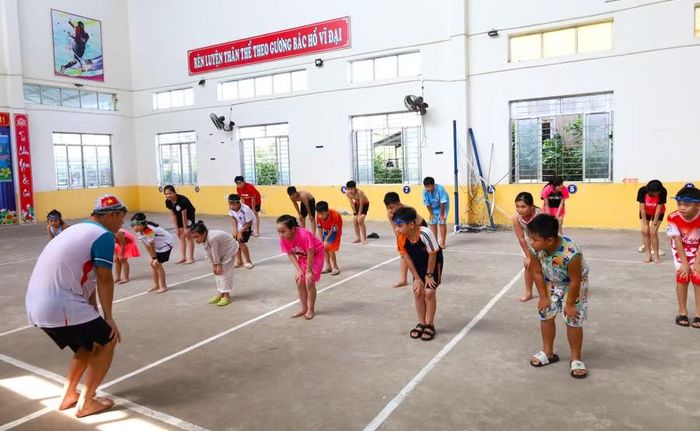 Thầy Đỗ Văn Thiệu hướng dẫn các em khởi động trước khi bơi.