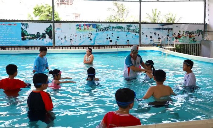 Trẻ em hào hứng học bơi.