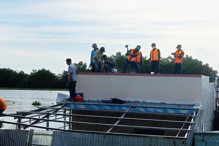 Các lực lượng khẩn trương hỗ trợ những hộ dân bị ảnh hưởng.