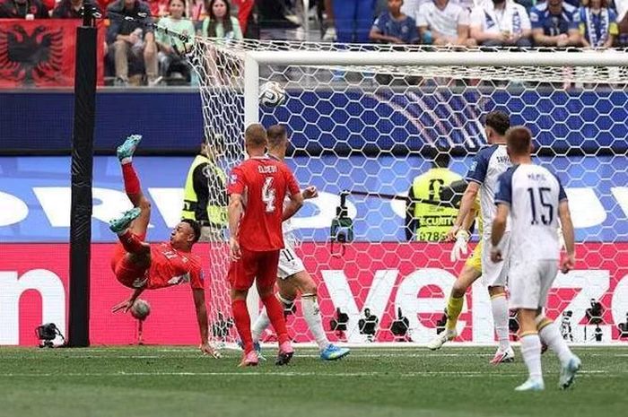 Cả Thụy Sĩ và Canada đều hòa ở lượt đầu tiên rồi bùng nổ bằng một chiến thắng ấn tượng ở lượt thứ hai.