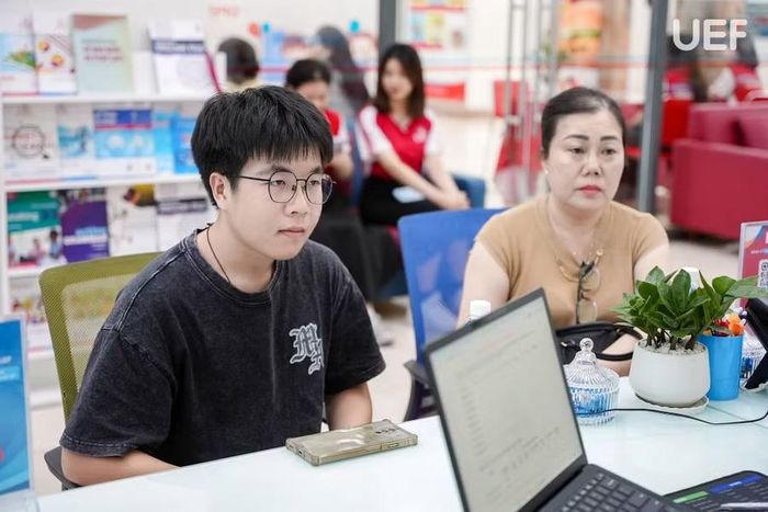 Thí sinh cùng phụ huynh đăng ký xét học bạ và tham gia hoạt động trải nghiệm tại Trường Đại học Kinh tế - Tài chính TPHCM, tháng 6/2026. Ảnh: UEF.